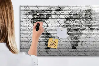 Quadro magnético para escrever com estampa de mapa-múndi em parede de tijolos
