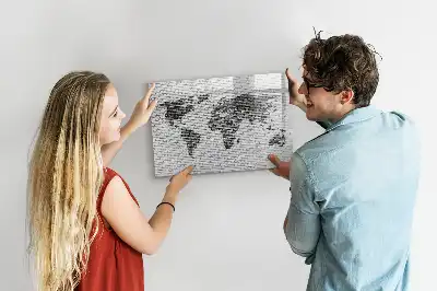 Quadro magnético para escrever com estampa de mapa-múndi em parede de tijolos