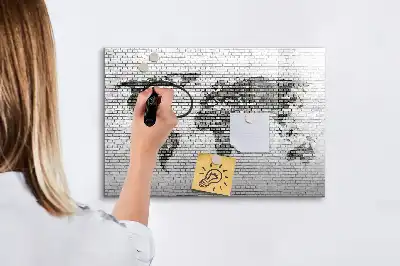 Quadro magnético para escrever com estampa de mapa-múndi em parede de tijolos