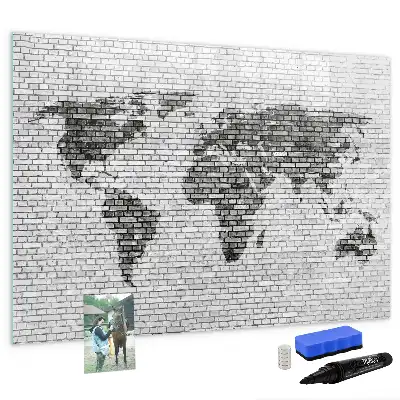 Quadro magnético para escrever com estampa de mapa-múndi em parede de tijolos