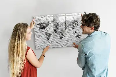 Quadro magnético para escrever com estampa de mapa-múndi em parede de tijolos