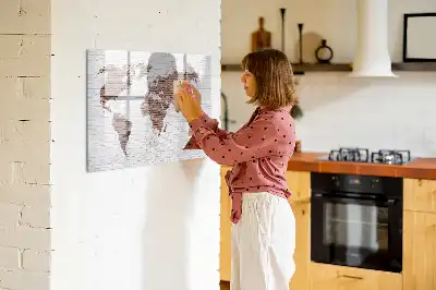 Mapa-múndi em tijolos com quadro magnético para escrever