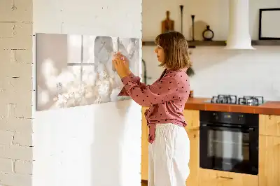 Quadro magnético para desenhar com estampa de pequenas flores brancas