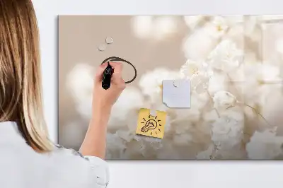 Quadro magnético para desenhar com estampa de pequenas flores brancas