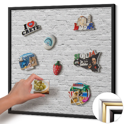 Quadro magnético com moldura preta Parede de tijolos com luz de parede