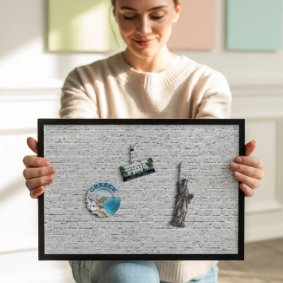 Quadro magnético com moldura preta Parede de tijolos com luz de parede