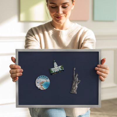 Quadro magnético com moldura prateada Cor: azul marinho escuro