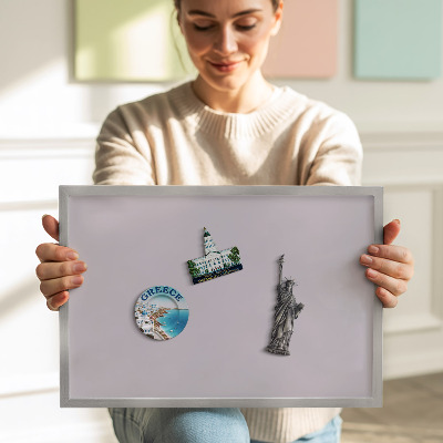 Quadro magnético com moldura prateada Cor lilás