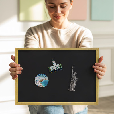 Quadro magnético com moldura dourada Cor preta