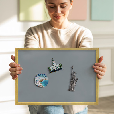 Quadro magnético com moldura dourada Cor cinza