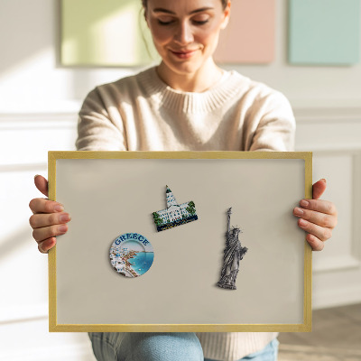 Quadro magnético com moldura dourada Cor bege claro