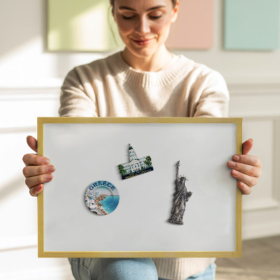 Quadro magnético com moldura dourada Cor branca