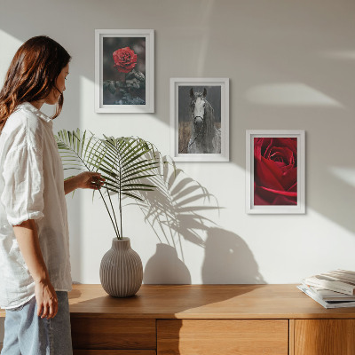 Conjunto de 3 quadros decorativos Rosas vermelhas e um cavalo em um cenário cinza.
