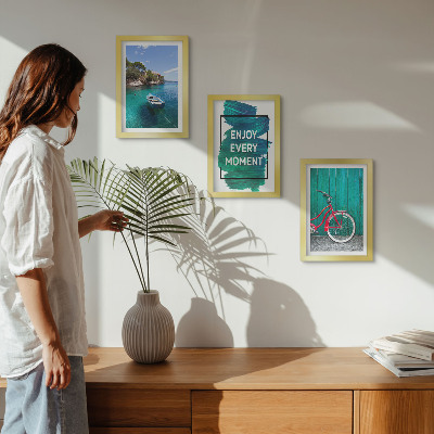 Conjunto de molduras com imagens Vista para o mar com barco, bicicleta e inscrição inspiradora