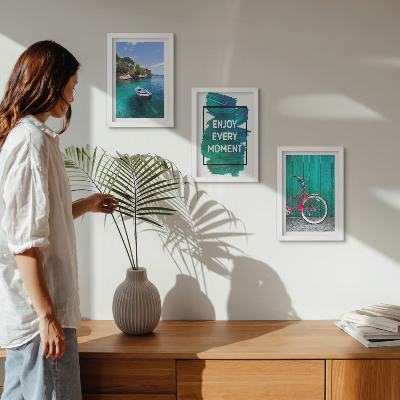 Conjunto de molduras com imagens Vista para o mar com barco, bicicleta e inscrição inspiradora