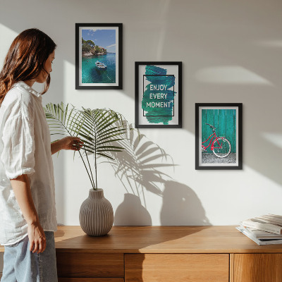 Conjunto de molduras com imagens Vista para o mar com barco, bicicleta e inscrição inspiradora