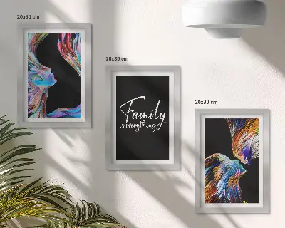 Tríptico com moldura retratos de pessoas com padrões coloridos e inscrição sobre família