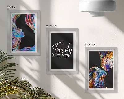 Tríptico com moldura Retratos de pessoas em padrões coloridos e uma inscrição sobre família.