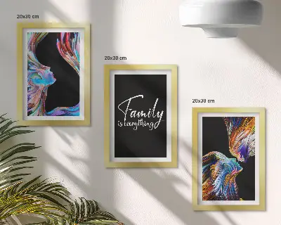 Tríptico com moldura retratos de pessoas com padrões coloridos e inscrição sobre família