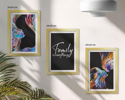 Tríptico com moldura Retratos de pessoas em padrões coloridos e uma inscrição sobre família.