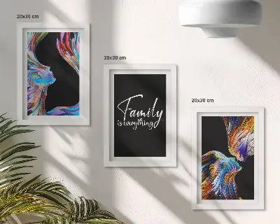 Tríptico com moldura retratos de pessoas com padrões coloridos e inscrição sobre família