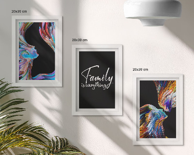 Tríptico com moldura Retratos de pessoas em padrões coloridos e uma inscrição sobre família.