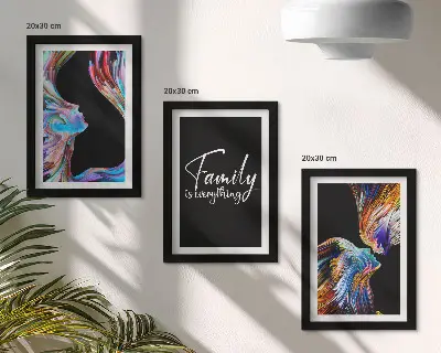 Tríptico com moldura retratos de pessoas com padrões coloridos e inscrição sobre família
