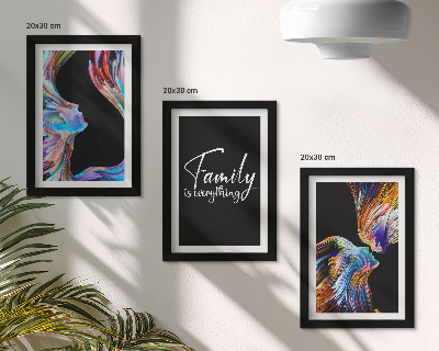 Tríptico com moldura Retratos de pessoas em padrões coloridos e uma inscrição sobre família.