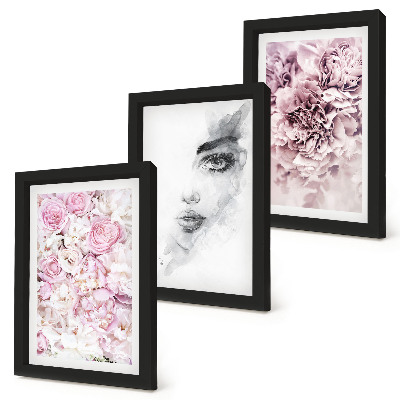 Tríptico com moldura Retrato delicado de uma mulher em preto e branco com peônias.