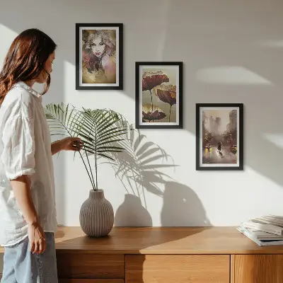 Tríptico com moldura retrato abstrato de uma mulher com flores e cidade sob a chuva