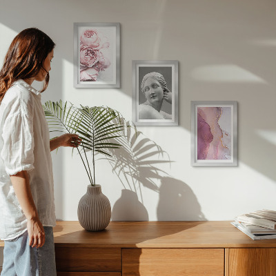 Conjunto de 3 quadros decorativos Escultura abstrata de uma mulher com peônias românticas