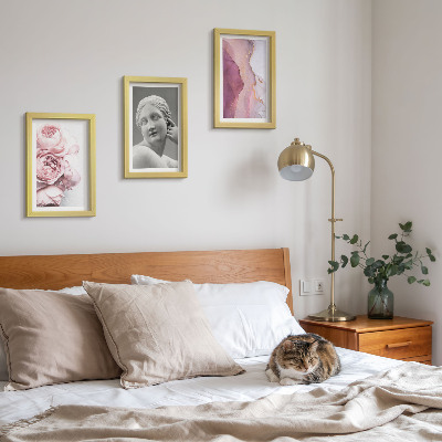 Conjunto de 3 quadros decorativos Escultura abstrata de uma mulher com peônias românticas