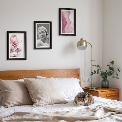 Conjunto de 3 quadros decorativos Escultura abstrata de uma mulher com peônias românticas