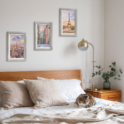 Conjunto de molduras com imagens Vista das cidades de Nova Iorque, Paris e Varsóvia ao entardecer.