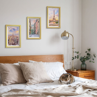 Conjunto de molduras com imagens Vista das cidades de Nova Iorque, Paris e Varsóvia ao entardecer.