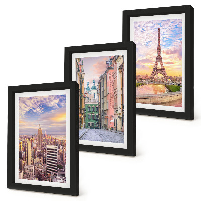 Conjunto de molduras com imagens Vista das cidades de Nova Iorque, Paris e Varsóvia ao entardecer.