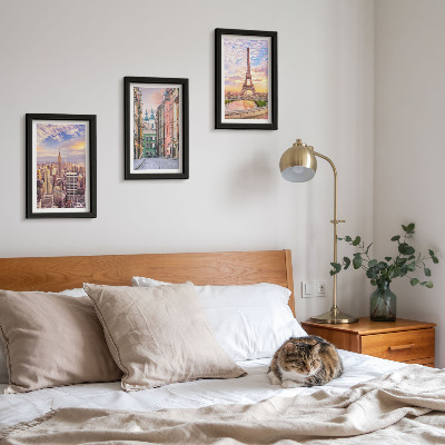 Conjunto de molduras com imagens Vista das cidades de Nova Iorque, Paris e Varsóvia ao entardecer.