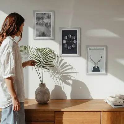 Conjunto de 3 quadros decorativos com estampa de paisagem florestal na neblina fases da lua e crânio de veado