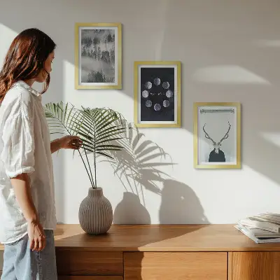 Conjunto de 3 quadros decorativos com estampa de paisagem florestal na neblina fases da lua e crânio de veado