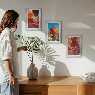 Tríptico com moldura paisagens de desfiladeiros desérticos e voo de balão