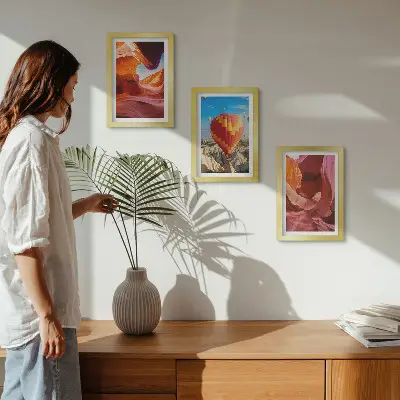 Tríptico com moldura paisagens de desfiladeiros desérticos e voo de balão