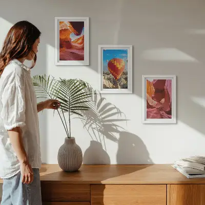 Tríptico com moldura paisagens de desfiladeiros desérticos e voo de balão