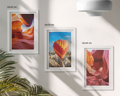 Tríptico com moldura Paisagens de desfiladeiros desérticos e um voo de balão.