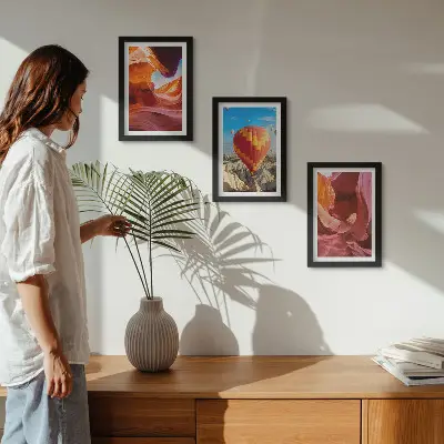 Tríptico com moldura paisagens de desfiladeiros desérticos e voo de balão