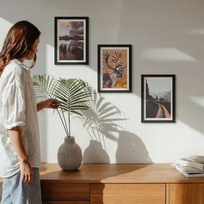 Conjunto de 3 quadros decorativos com paisagem de montanhas, renas e estrada na natureza