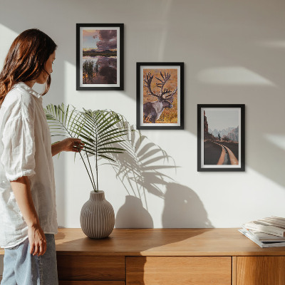 Conjunto de 3 quadros decorativos Paisagens montanhosas com renas e uma estrada na natureza.
