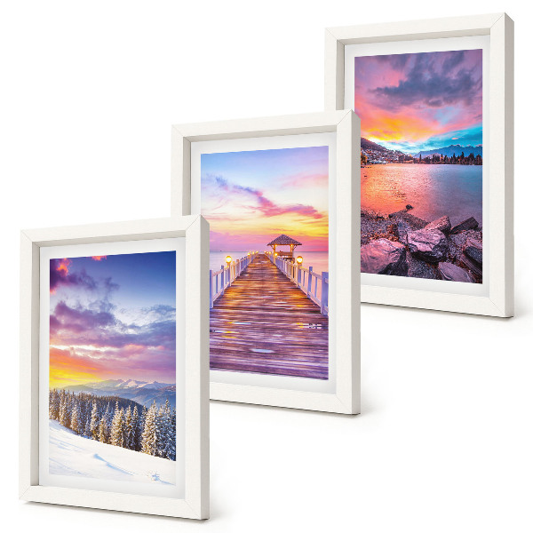Conjunto de 3 quadros decorativos Paisagem montanhosa de inverno com um píer no lago.