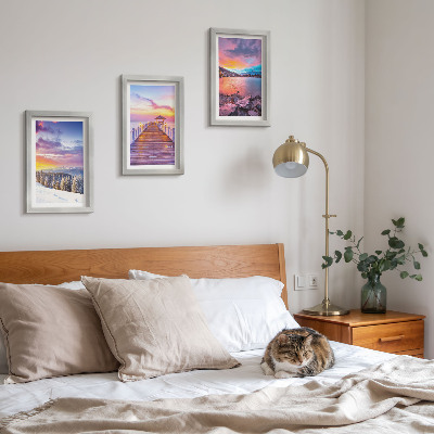 Conjunto de 3 quadros decorativos Paisagem montanhosa de inverno com um píer no lago.