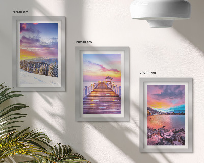 Conjunto de 3 quadros decorativos Paisagem montanhosa de inverno com um píer no lago.