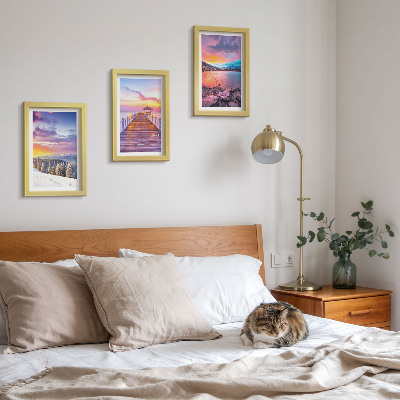 Conjunto de 3 quadros decorativos Paisagem montanhosa de inverno com um píer no lago.